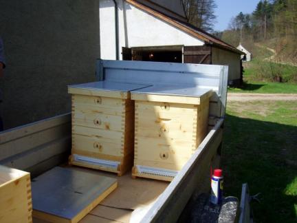 Im April 2009 beginnen wir: hier die ersten Bienenstöcke.