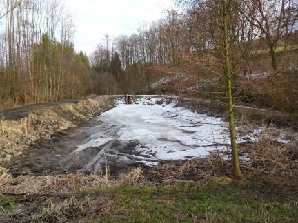 Der untere Teich ist nun mit Steinen befestigt